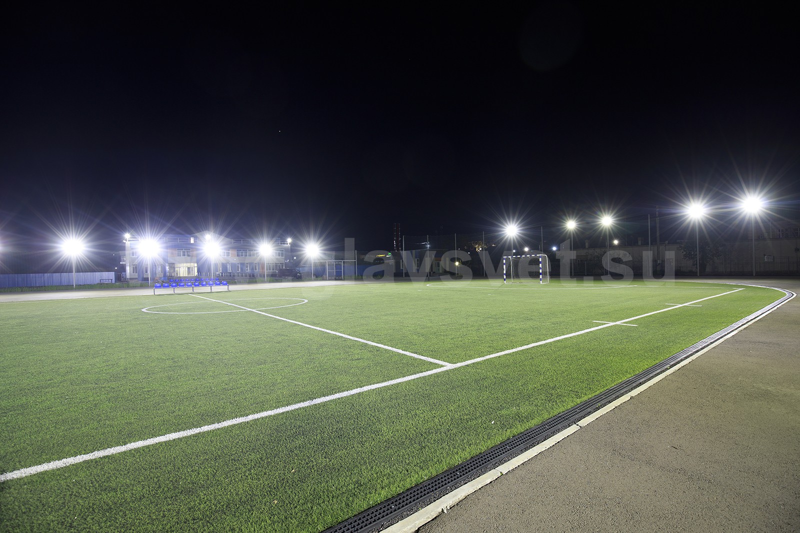освещение поля для футбола